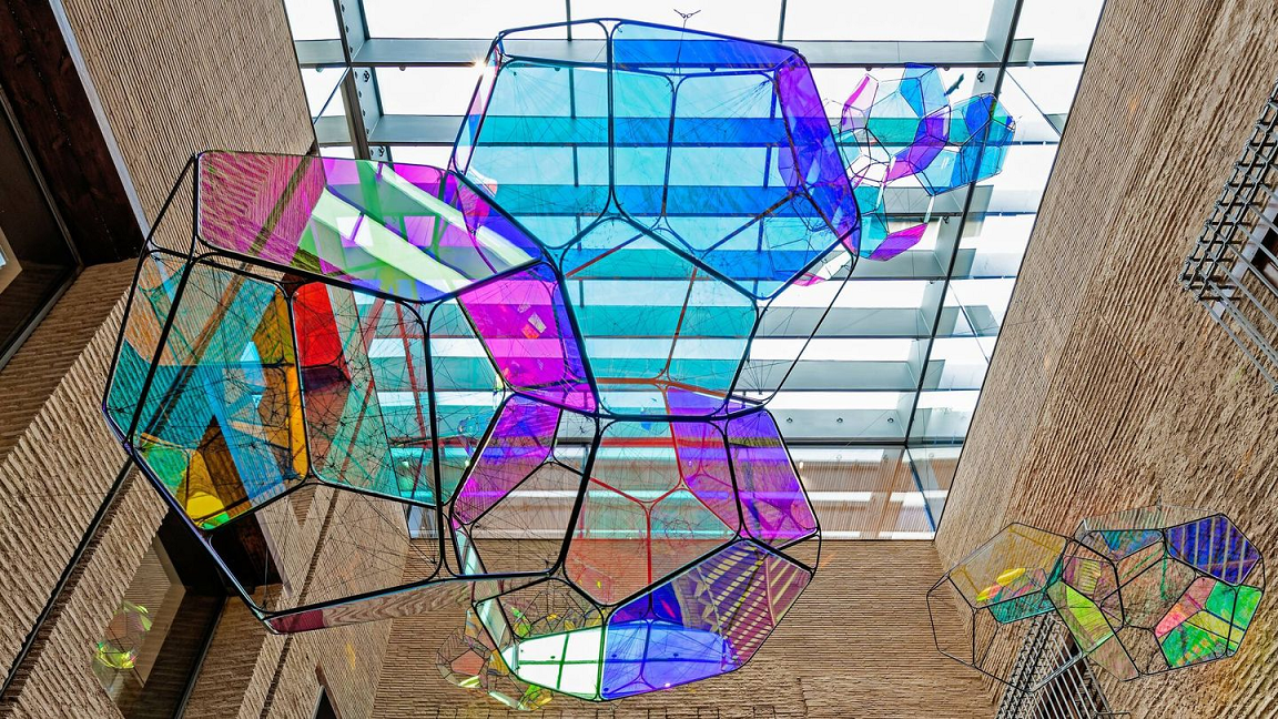 Une œuvre à l'intérieur du musée d'art contemporain