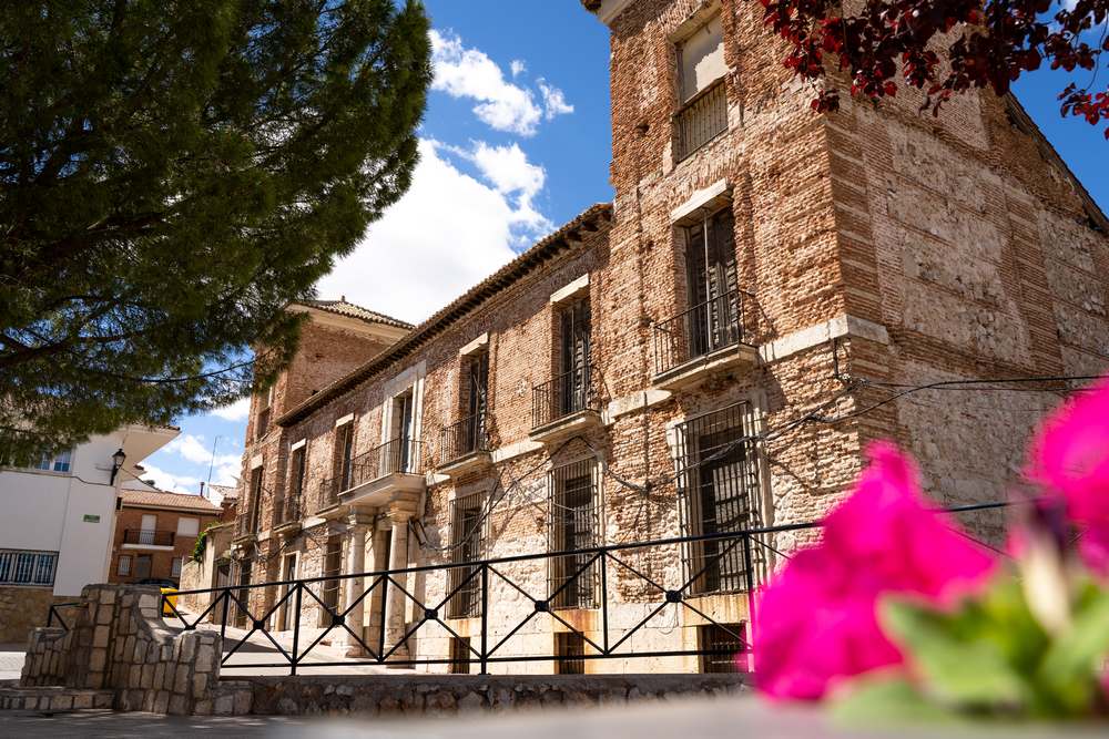 al otro lado de la plaza de la iglesia está el palacio de Corpa, debió ser muy bello por los elementos decorativos que conserva como la fachada de piedra, las recias columnas toscanas, las dos torres de las esquinas y el balcón que remata la entrada principal.