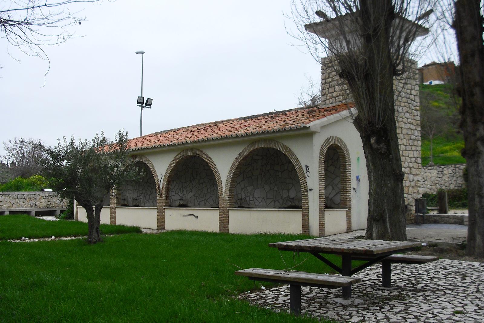 Amplio jardín donde podremos pasear rodeados de naturaleza y refrescarnos en la antigua fuente o lavadero de Campo Real, que en sus orígenes surtía de agua potable a todo el municipio.