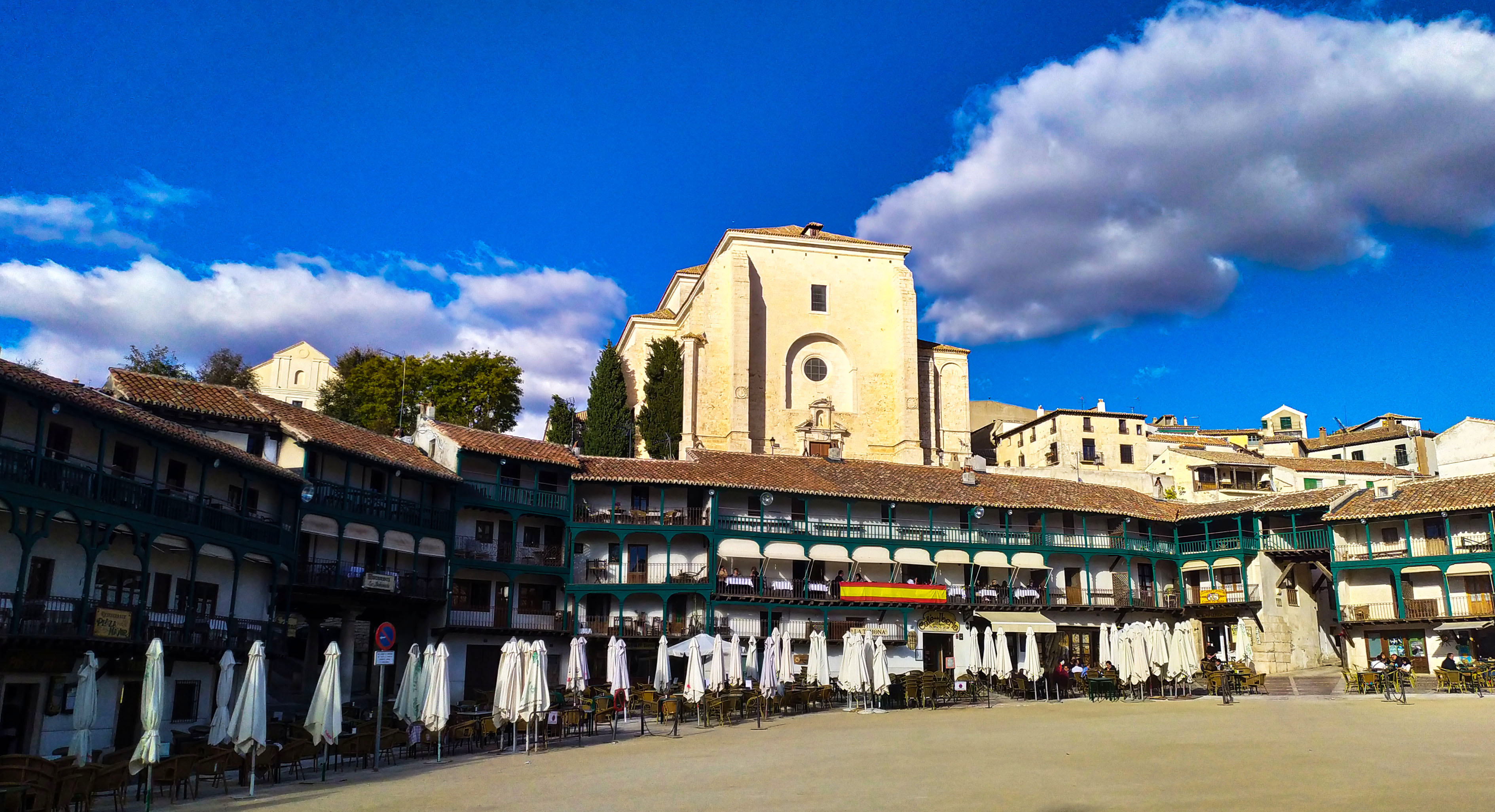From this spot, magnificent views of the town can be enjoyed, taking in its most important monuments, such as the Plaza Mayor at the foot of the viewpoint and, in the distance, the Castle of the Counts.