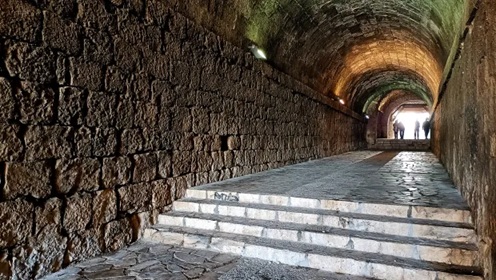 estructura de puentes conocidos como el «Puente de Zacatín» levantado sobre el barranco que separaba el barrio árabe y el cristiano. Sobre el mismo se encuentra la Plaza Mayor del municipio.
