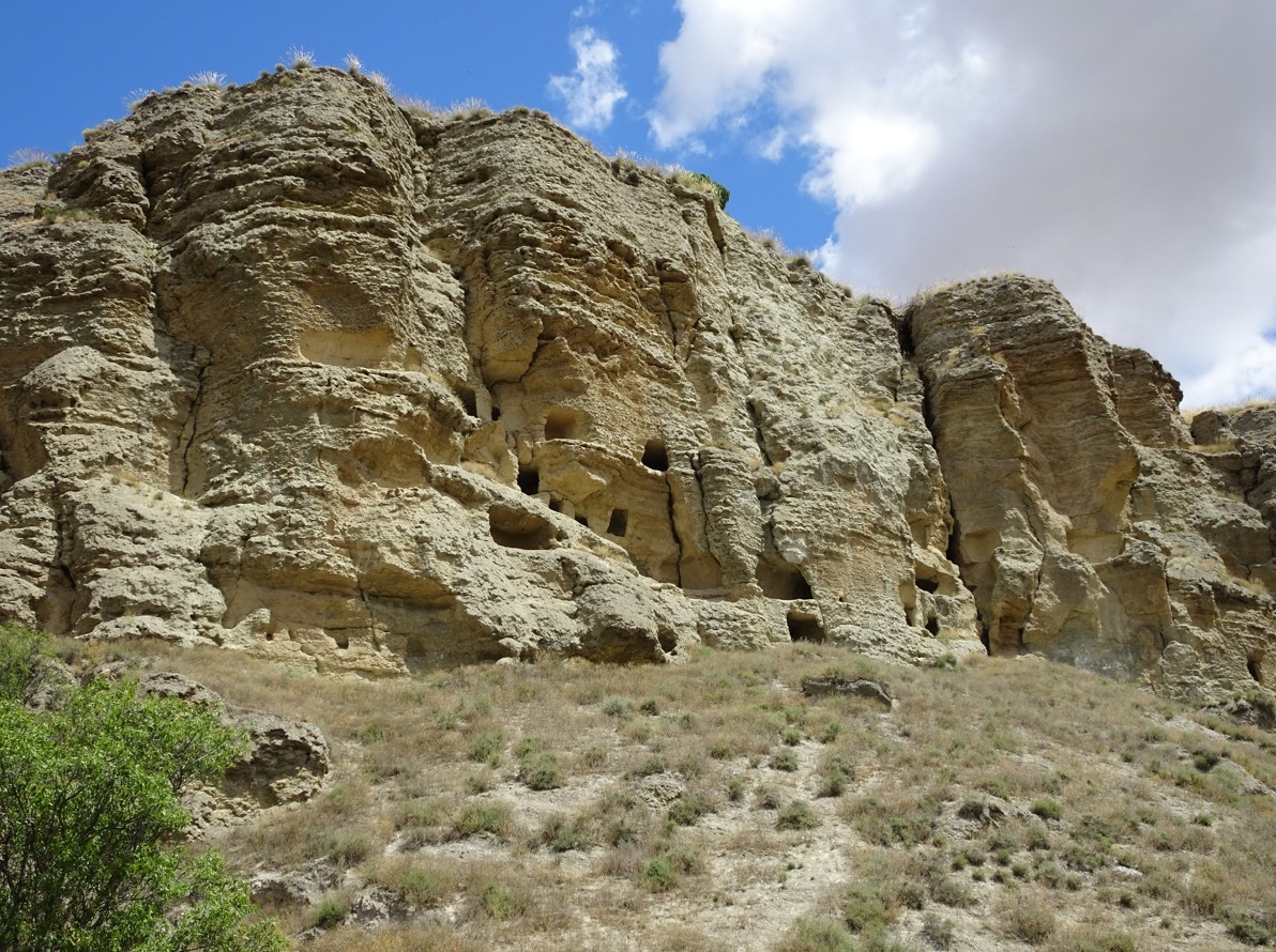 vista de la carretera de Perales hacia Tielmes, donde se encuentra la pared caliza donde se ubican los famosos cuencos prehistóricos:  47 las cavidades abiertas en la montaña.