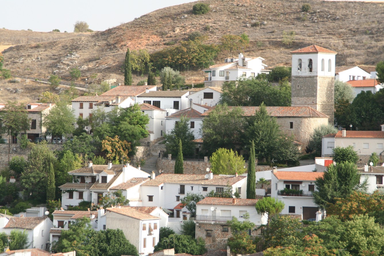 vista exterior de uno de los pueblos más singulares de la Comunidad de Madrid, de casas encaladas, suspendido en medio de una ladera, donde además de un notable número de artistas (sobre todo pintores en el pasado),  viven también en la actualidad varios músicos, escritores y fotógrafos.