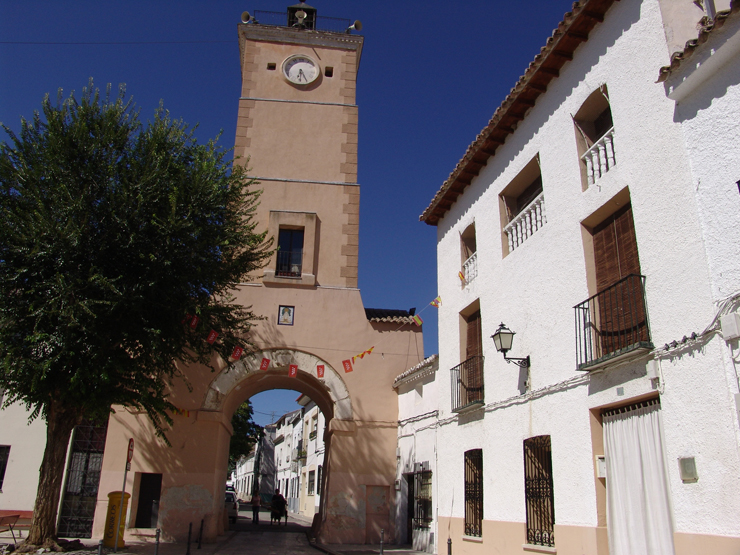 View of Fuentidueña’s emblem, beneath whose arch Calle Mayor passes and into which the Town Hall building is integrated. It is built of gypsum stone and is topped with a wrought-iron railing and a kind of hood protecting the bell.