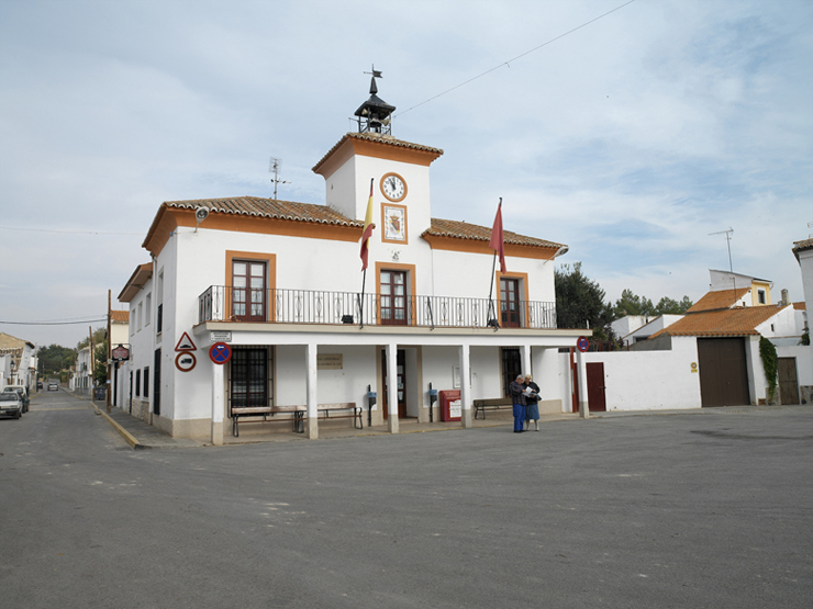 View of the town square, which displays a La Mancha style, characterised by the white colour of its façades.