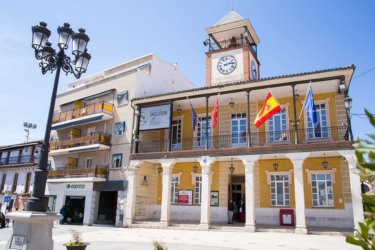 The town’s Plaza Mayor, with a stylish blend of elements. The limestone and wrought-iron workmanship lend the buildings that make it up an appearance of austerity not devoid of beauty.