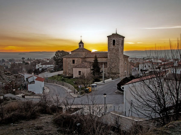 vista de la fachada de la señorial casa-palacio. Posee una magnífica portada de piedra flanqueada por dos grandes columnas, un frontón recto y un balcón en el centro.