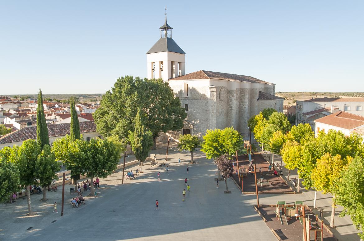 View of the surroundings of the Church of the Military Order of Santiago, an emblematic landmark of the municipality, built in a fortress-like architectural style that served to establish the new settlement.