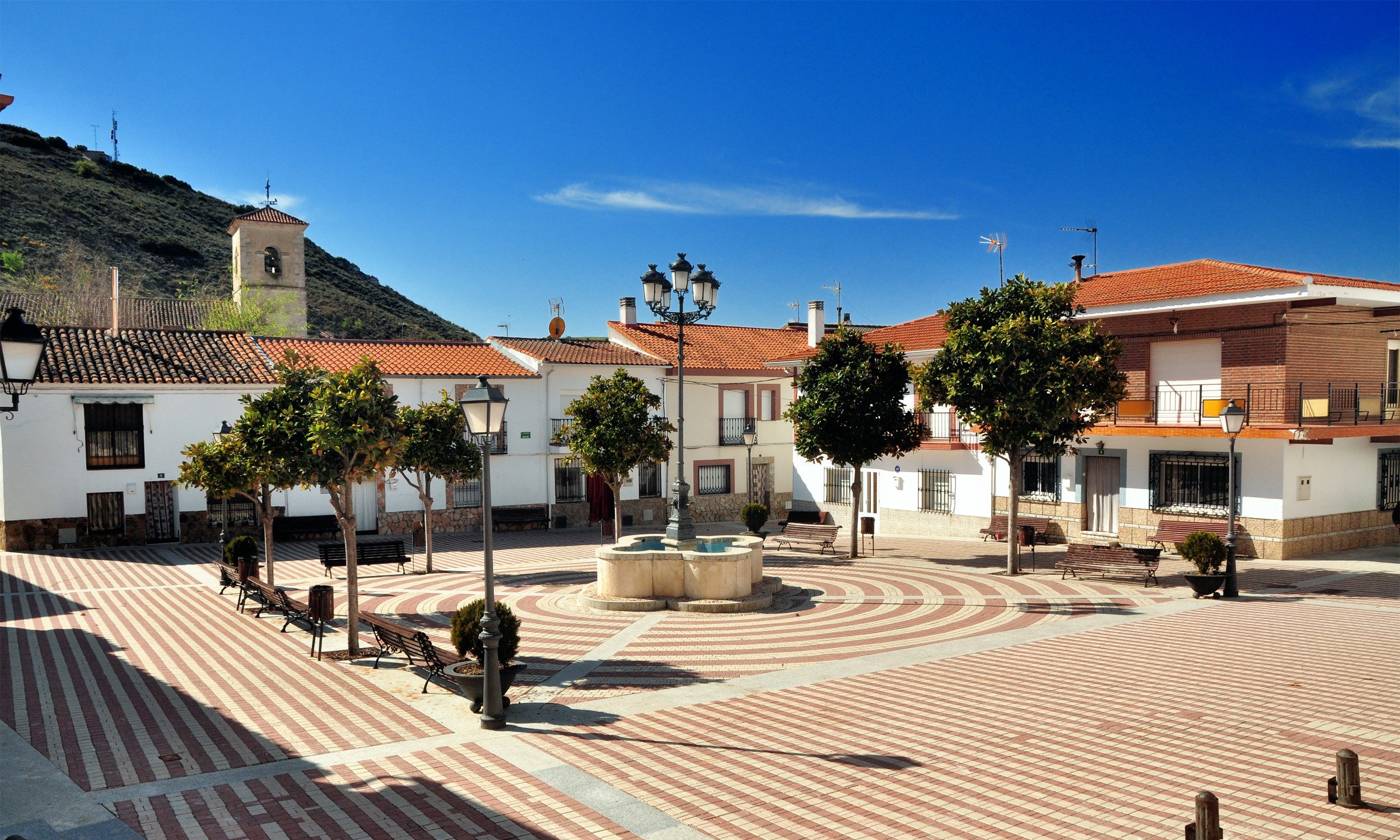 en pleno centro de Valverde de Alcalá nos encontramos con una plaza de forma irregular, casi rectangular, totalmente peatonalizada y de pequeñas dimensiones como corresponde a nuestro pequeño municipio.