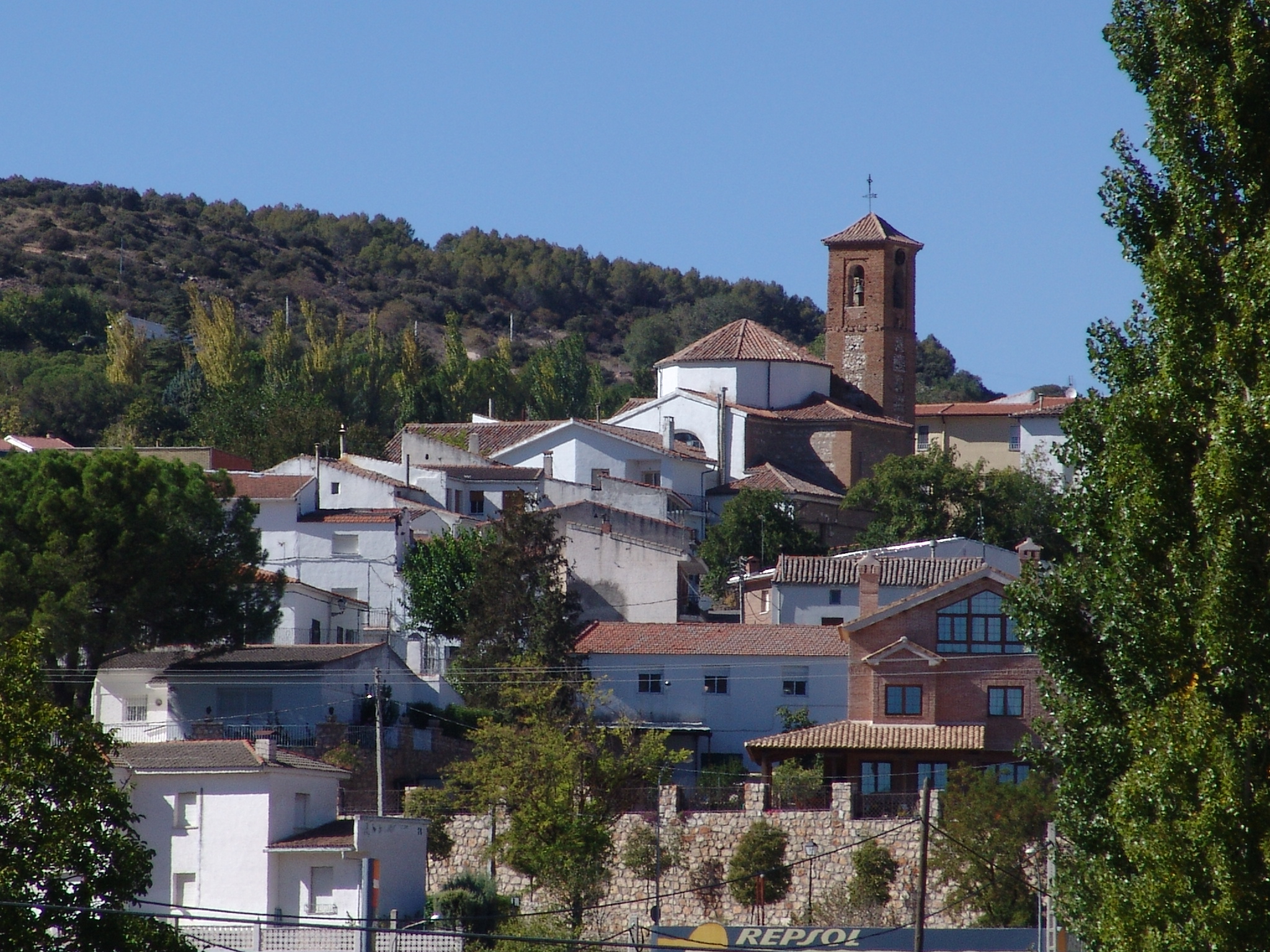 Viewed from the road, the municipality presents an evocative scene, with its whitewashed houses all facing the plain, oriented eastwards to make the most of the sun. Orusco clings to a gypsum hillside, surrounded by fertile orchards and leafy groves of poplars and weeping willows.