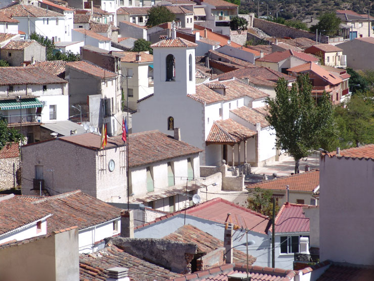 panorámica de Valdelaguna, destacan sus empinadas calles, como notable testigo de su pasado histórico, sobresaliendo  la iglesia de Nuestra Señora de la Asunción en el centro del municipio.