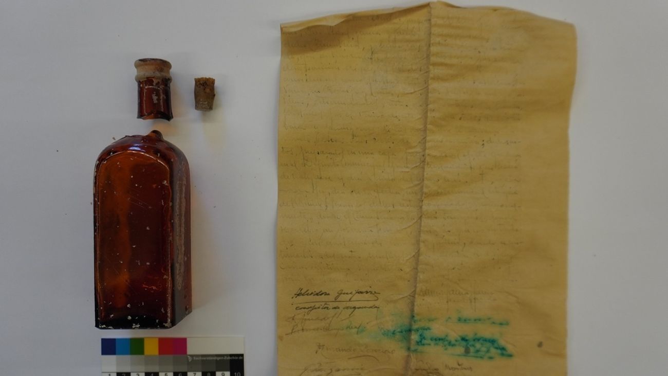 Botella con un documento fechado en 1947 con información sobre el párroco asesinado durante la Guerra Civil en Campo Real