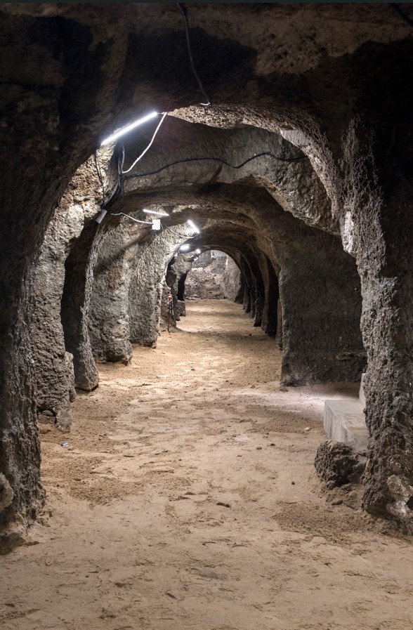 vista subterránea de las galerías y túneles que conforman la red histórica subterránea del municipio, datada principalmente en la Edad Media, excavada a pico y pala en yesos y margas para el abastecimiento y riego.