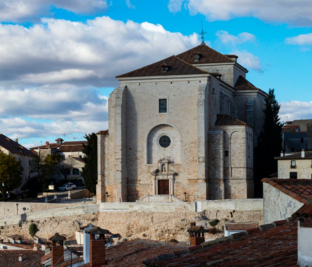 tiene varios estilos arquitectónicos, gótico, plateresco, renacentista y barroco. Se construyo entre 1534 y 1626, se sitúa en la parte superior de la Plaza Mayor, que hace una de las panorámicas más atractivas de la zona.