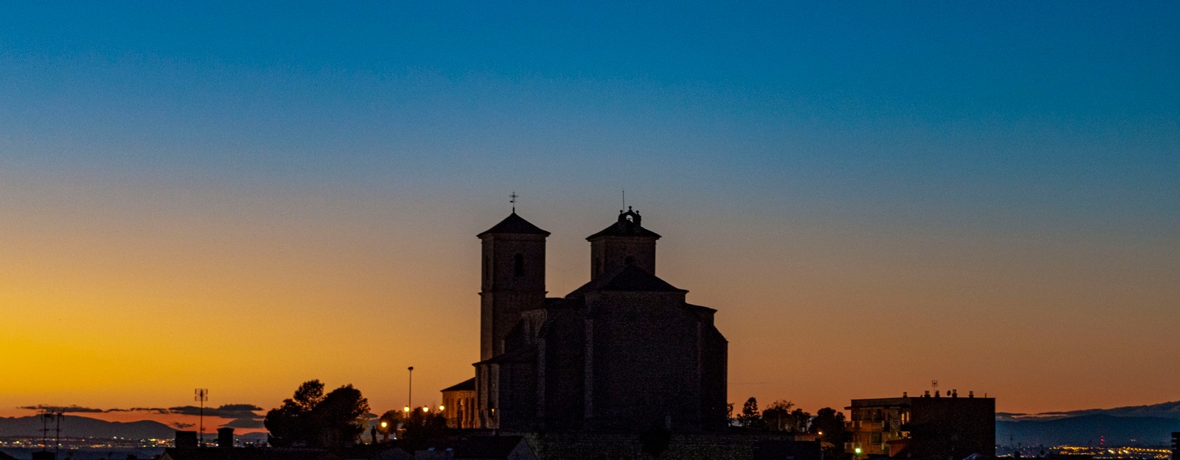 Atardecer en Campo Real, con su monumento más emblemático de fondo, la iglesia del Castillo. Un bonito pueblo del este de la Comunidad de Madrid ubicado en la cuenca del río Tajuña