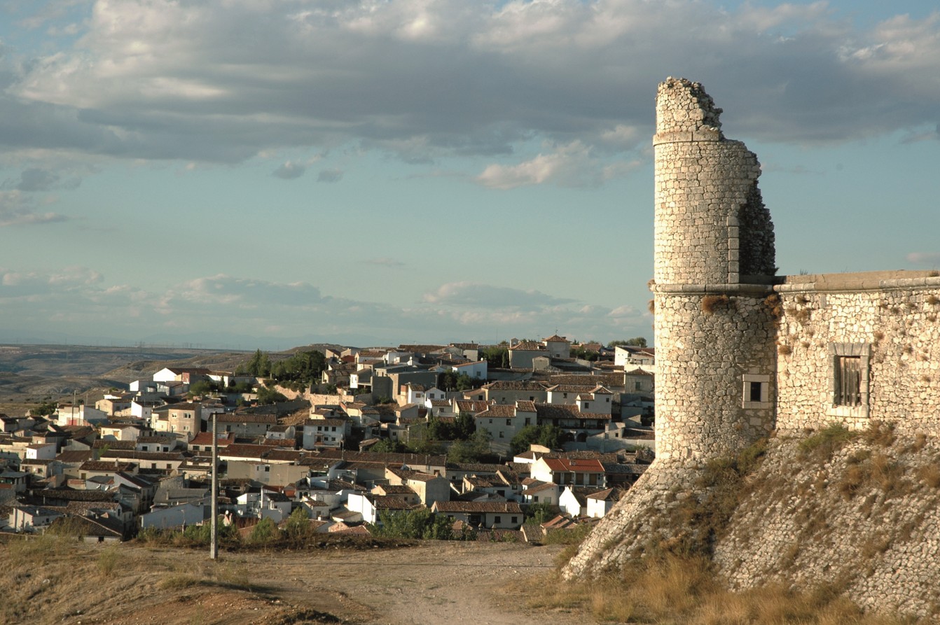 In the Tajo-Jarama basin, this historic town in the Madrid region, framed by vineyards and olive groves, boasts an emblematic Plaza Mayor, excellent Castilian cuisine and a lively calendar of festivities.