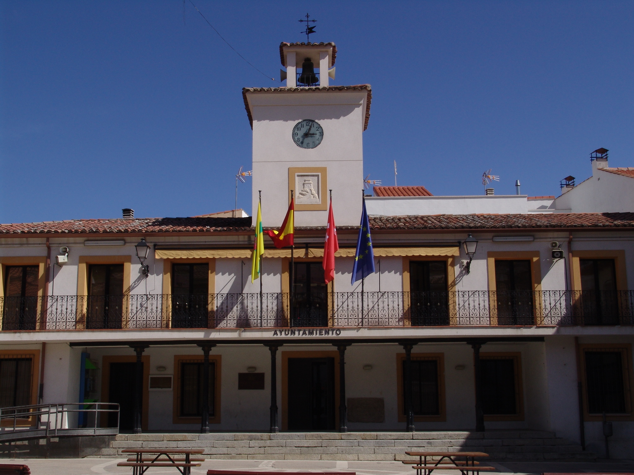 View of the Town Hall square, where the Town Hall building stands out. It features a portico formed by iron columns on the ground floor and, above it, a continuous balcony running across the entire façade.