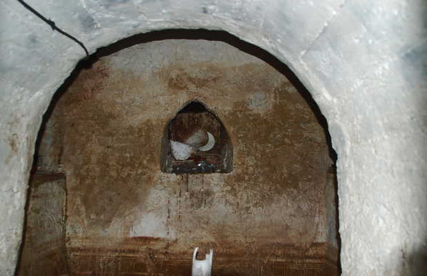 View of the entrance to the ancient cave, once a Templar meeting place for all kinds of rites; its access is located in the dining room of the restaurant that bears its name.