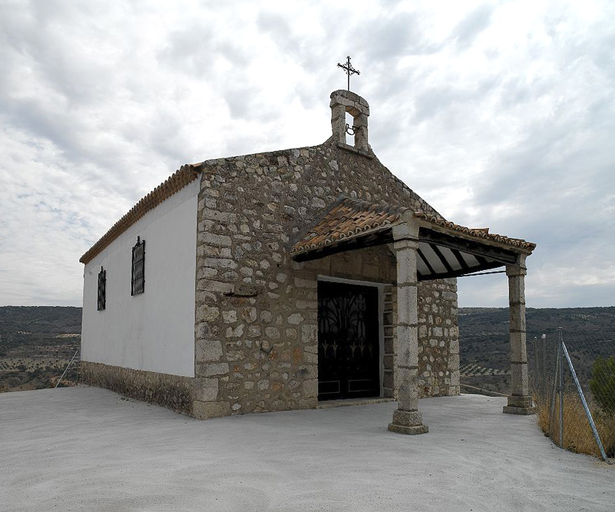 : bello paraje donde se encuentra la ermita de Ntra. Señora de Bellaescusa Coronada, patrona de Orusco. Esta ermita fue construida por los orusqueños en el S. XIII