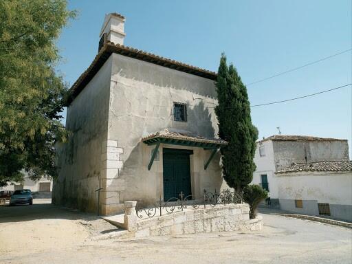 View of the square where the Hermitage of Saint Anthony stands. It is the oldest building in Chinchón, erected on the site of an earlier 11th-century Romanesque structure, from which it preserves the old Romanesque apse and Gothic paintings inside.