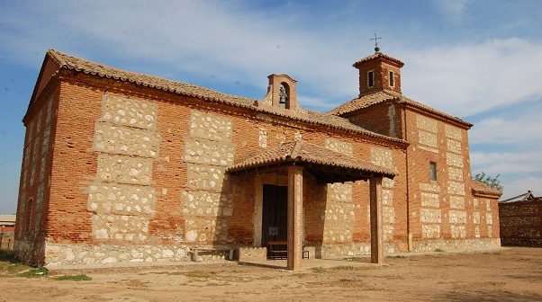 entrada a la ermita de tipología común de las de la época, con un pequeño atrio de ingreso en forma de pórtico delantero de columnas toscanas, y muros de sillería en la fachada principal y de mampostería en resto, con sólo un arco a la entrada.