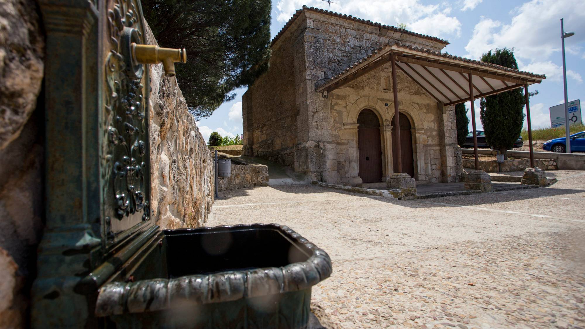 Dating from the 16th century, its front portico can be seen, supported by three iron posts that replaced the stone columns destroyed during the Spanish Civil War.