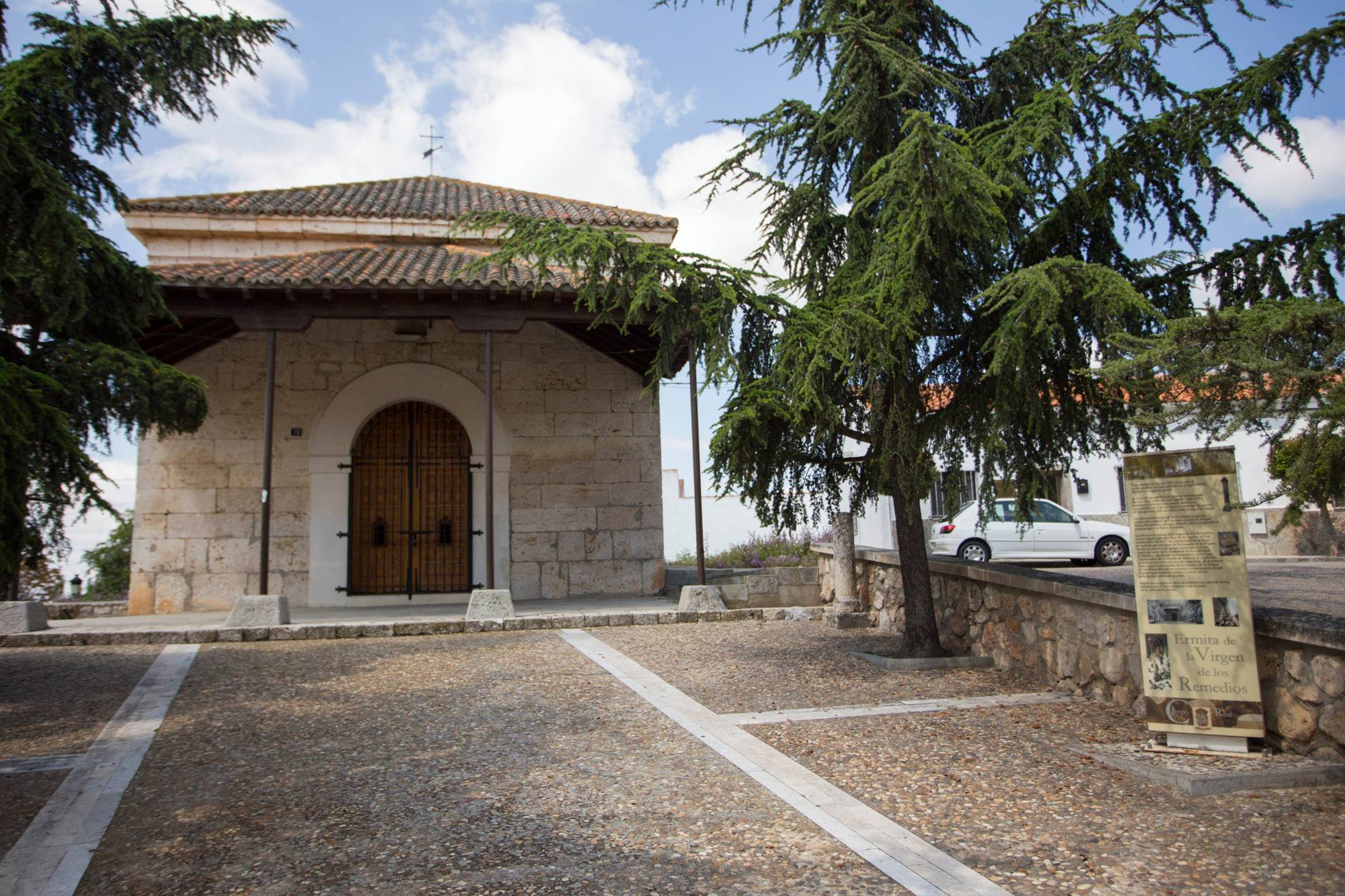 At the entrance to the historic quarter, the promenade leading to the hermitage can be seen. It dates from the 16th century, although it was rebuilt in the 18th century, acquiring the renewed appearance that has come down to us today.