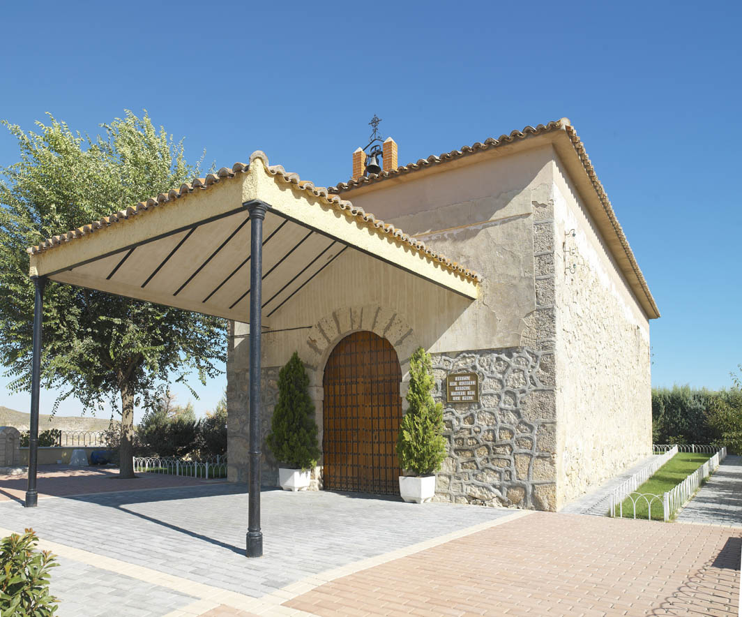 edificio de mampostería con sillares de piedra en las esquinas, de una sola nave y arco de medio punto. La cubierta del techo es plana y reposa sobre ménsulas de madera.