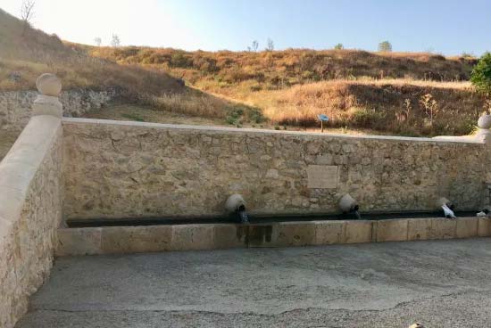 Es la fuente más representativa de Corpa, se pueden apreciar dos caños de los que se surte y a la derecha cuenta con un gran pilón que se empleaba en otro tiempo como lavadero. En el mismo enclave hay un alargado abrevadero donde el ganado bebía tras largas jornadas pastando por el término.