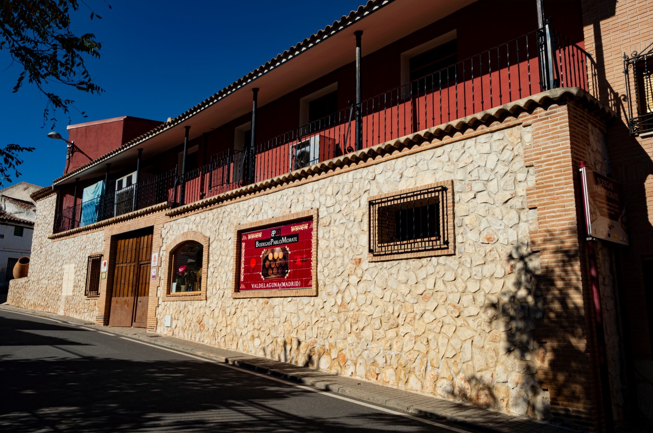 vista de la fachada de piedra sin pulir, en la parte baja donde se encontraban las antiguas bodegas de Manuel Godoy, está ubicado el Museo del Vino en el que se exhiben maquinaria y utensilios destinados a la elaboración del vino.