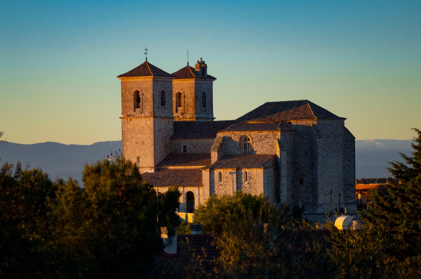 Impresionante construcción religiosa que se puede divisar a kilómetros de distancia, con una privilegiada situación sobre un risco que domina el pueblo, con una mezcla de los estilos gótico, renacentista y barroco.