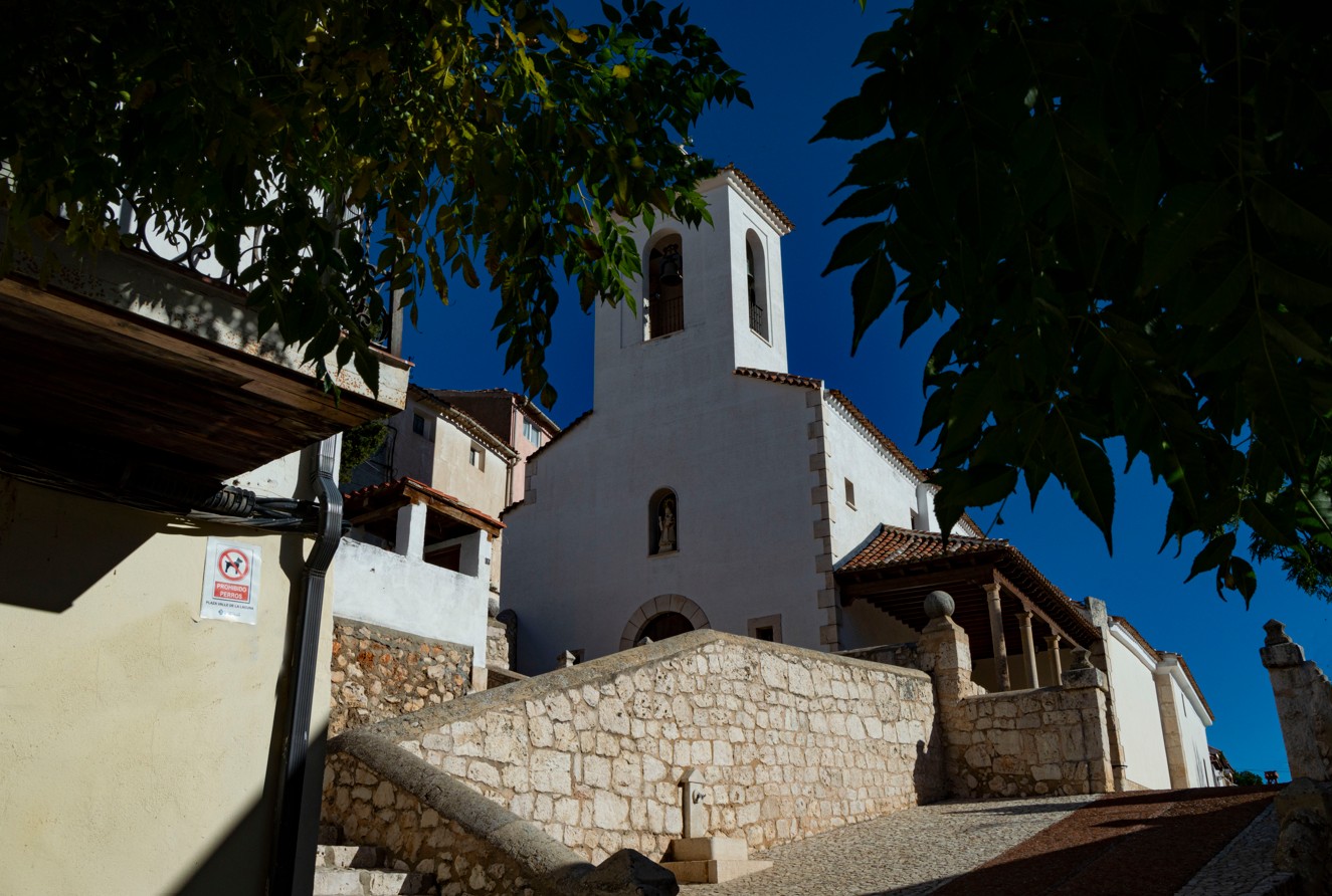 sencilla iglesia, construida sobre un antiguo camposanto, cuenta con un pequeño pórtico sostenido por 3 columnas que los vecinos conocen con el nombre de “Portalillo. En la torre podemos ver una imagen de la Virgen de la Blanca y otra del Sagrado Corazón de Jesús.