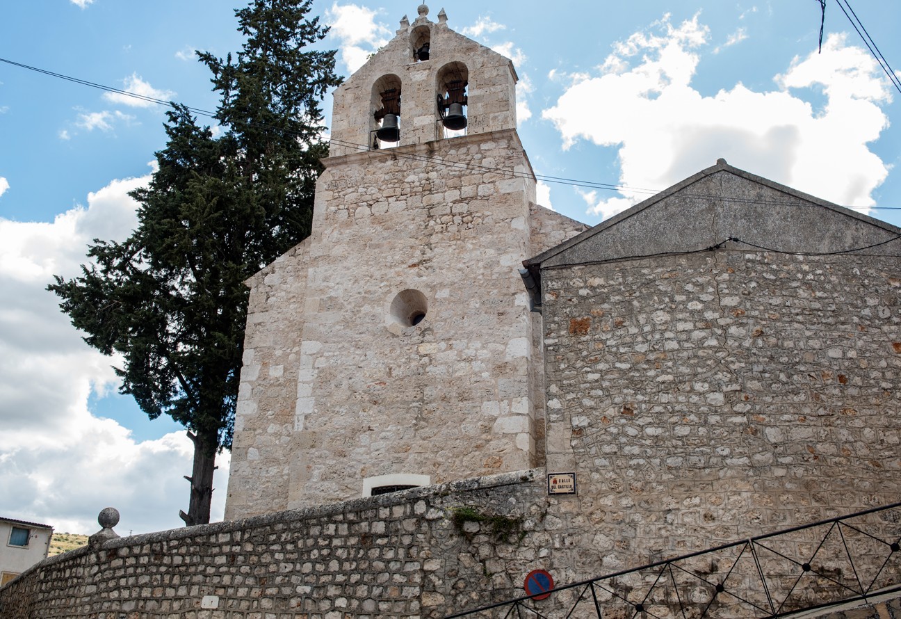 vista del torreón construido sobre los cimientos de una anterior iglesia medieval que sirvió de capilla del castillo y posteriormente de parroquia de la aldea medieval, quedando aún vestigios de esa época