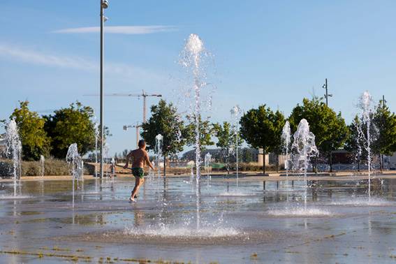 Imagen de un niño jugando en la fuente de Torrentó de Can Gelat.