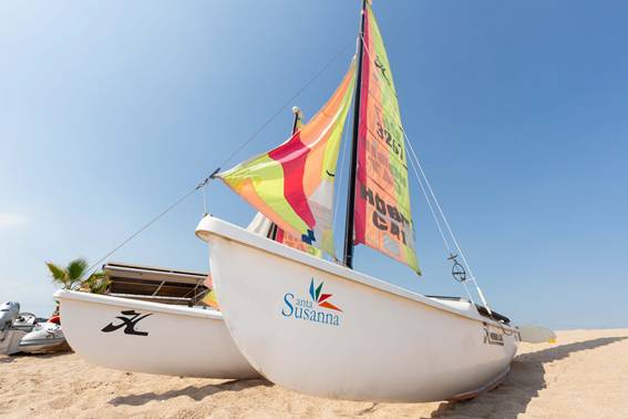 Primer plano de un barco con el logotipo de Santa Susanna.