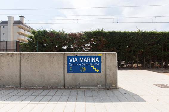 Image of a sign indicating the direction of the Via Marina.