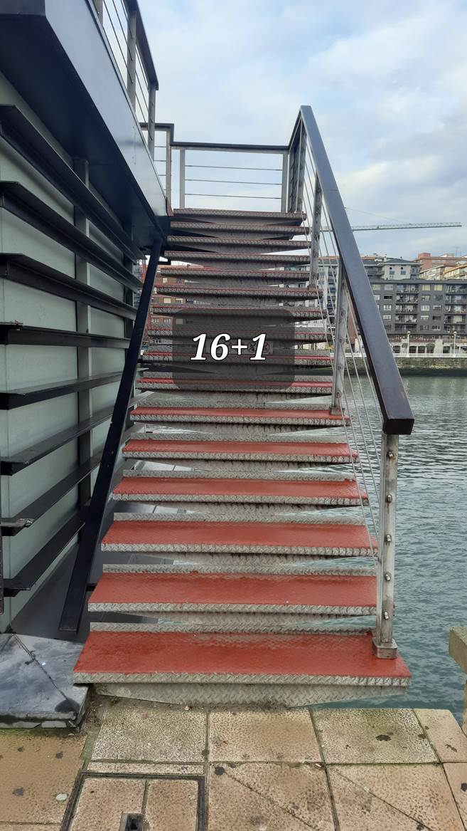 Escaleras hacia el Puente Bizkaia