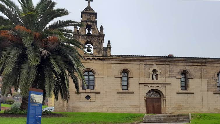  Fachada del convento en piedra de sillería, destacando el campanario en eespadaña