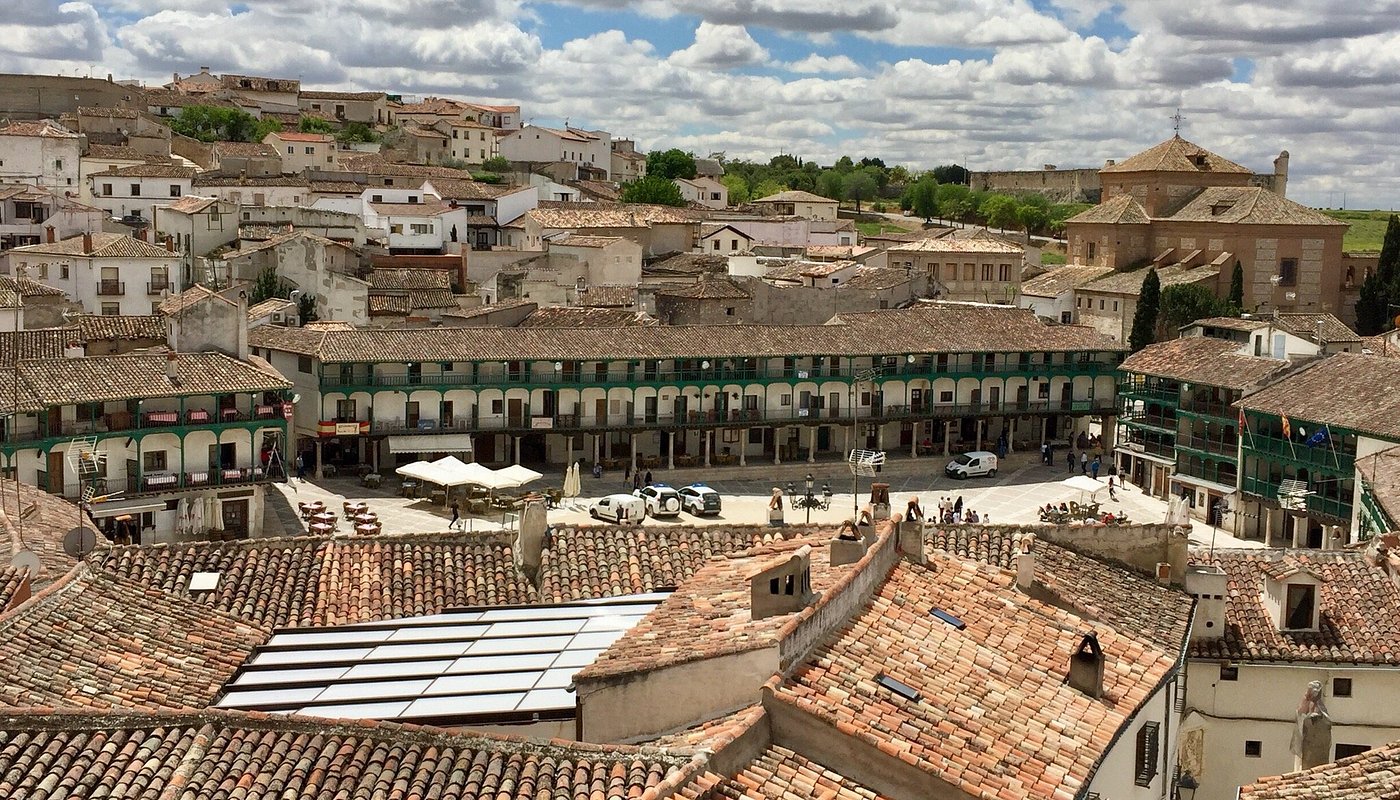 vista de la plaza porticada de Chinchón, rodeada por más de 230 balcones de madera pintados de verde. Considerada la joya del municipio, En ella se celebran conciertos, mercados, ferias y actos culturales que llenan de vida este espacio único.