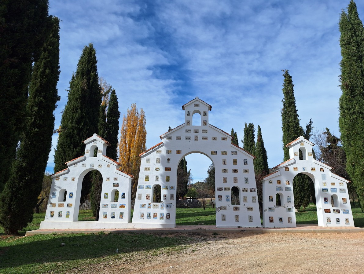 Composición de tres arcos cubiertos de azulejos, donde se exponen las diferentes miradas, ideas, símbolos, frases y personajes entorno a la figura de los ojos, Rubinstein, Amstrong, Machado, Chaplín, Barcelona, Cleopatra, y un centenar más.