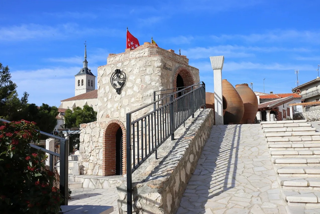 Espacio expositivo al aire libre donde se muestra el trabajo de la piedra caliza de Colmenar, una piedra blanca de una extraordinaria calidad y belleza. se muestran una gran cantidad de trabajos, herramientas y utensilios de cantería, así como algunos dolmen o bloques.