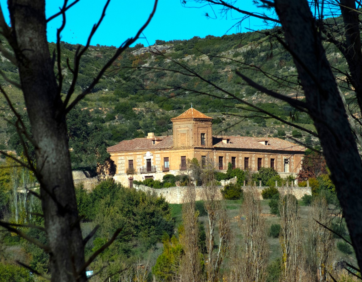 17th-century Baroque building characterised by its sober style, Toledo masonry, tower and square courtyard. Located beside the famous ancient holm oak, more than 700 years old.