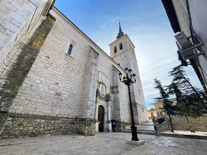bonito templo de piedra caliza blanca del propio municipio enviado a construir en el segundo tercio del siglo XIII por la Orden de Santiago. Combina el estilo gótico tan característico de la época, pero con algunos guiños a las nuevas tendencias que llegaban, como las renacentistas
