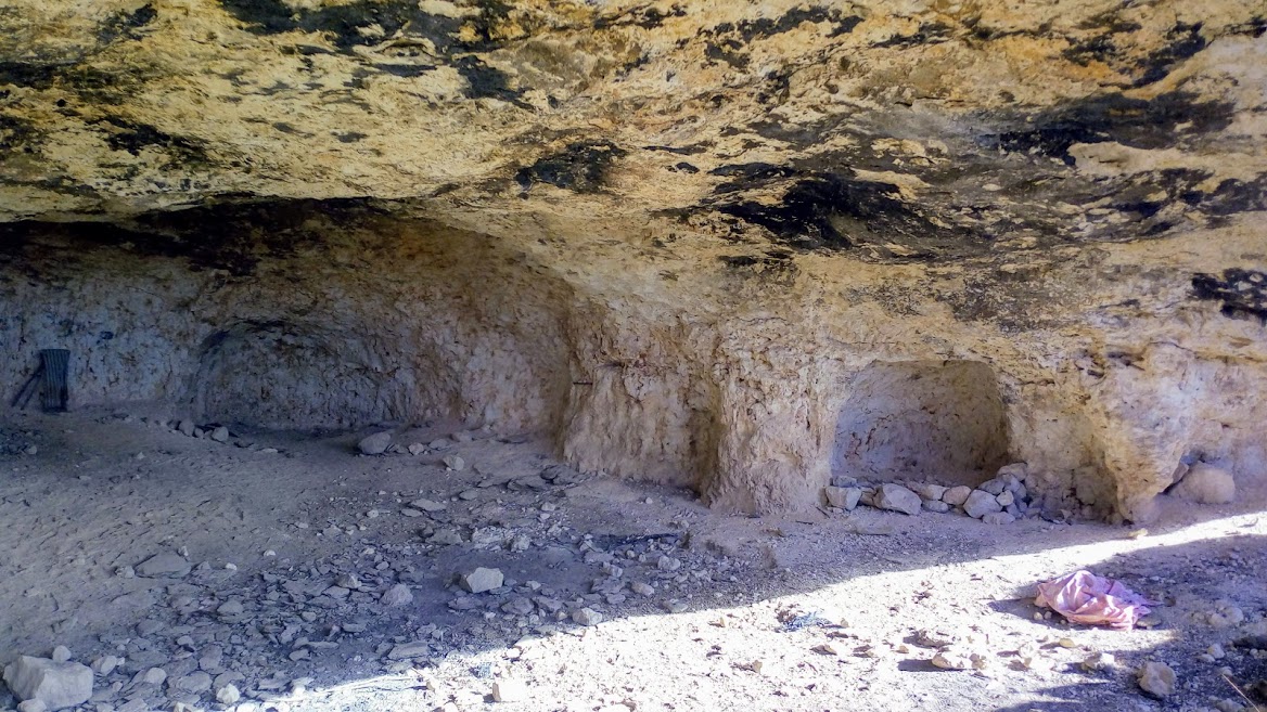View of the cave where, according to legend, the Treasure of Retuenga still awaits discovery.