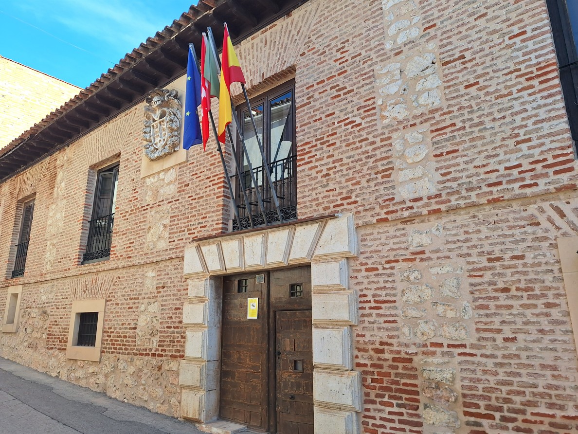nos hallamos ante un edificio de estilo sencillo, con fachada de una pieza en ladrillo en la que destacan el escudo nobiliario y la portada de sillares de piedra.