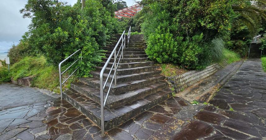 Escalera doble en ángulo recto con barandilla central de 10 + 10 escalones + 