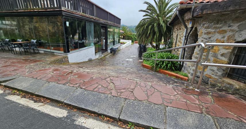 la cuesta y el repecho que son pequeños lleva a una acera de escasos 50 centímetros que termina en un bordillo para vehículos