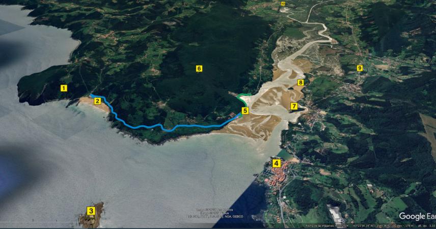 Imagen satélite con la ruta y puntos de interés tomada desde el mar. Paisaje abrupto de verdes intensos, con playas de arena clara y la desembocadura de una ría, en la que se alternan arena, agua y marismas.