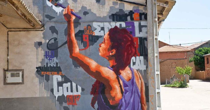 Peinture murale d&#39;une femme peignant un mur