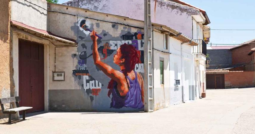 Peinture murale d&#39;une femme peignant un mur